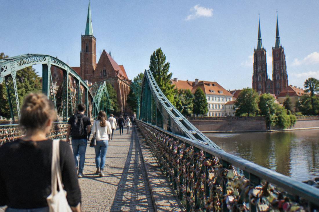 The iron footbridge over the Odra with love locks on its railings