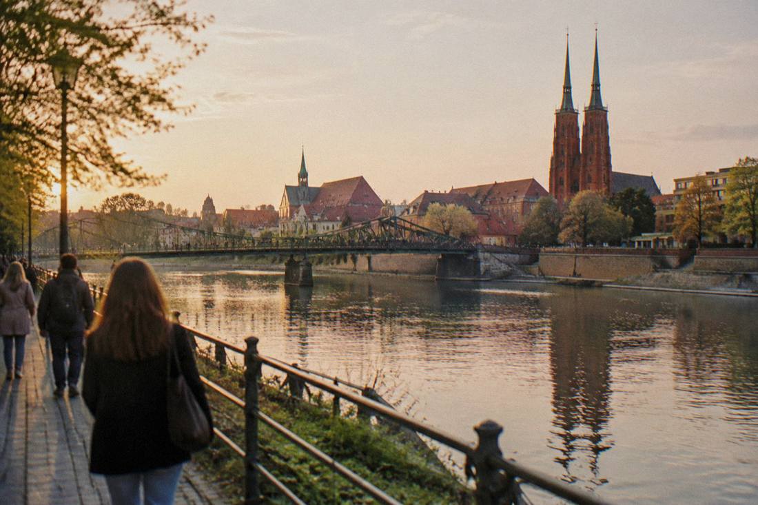 Bridges and riverbank paths along the Odra in central Wroclaw